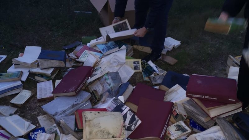 Una discarica di libri a San Foca, marina di Melendugno